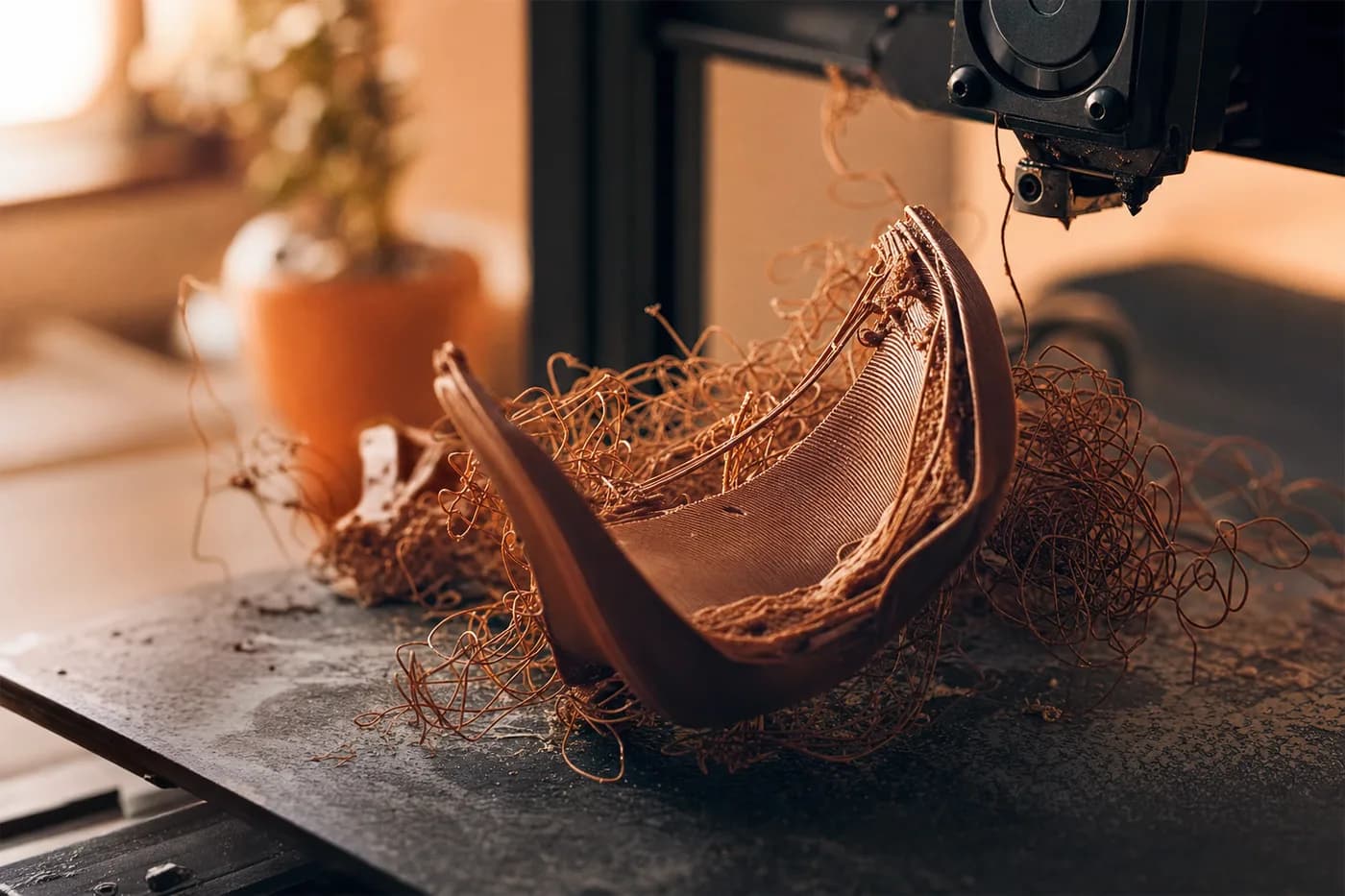 Una impresión 3D fallida, deformada y despegada de la cama